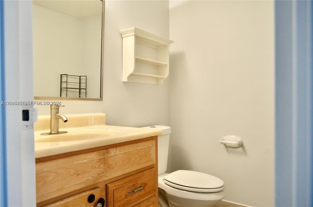For Sale: $265,000 (1 beds, 1 baths, 990 Square Feet)