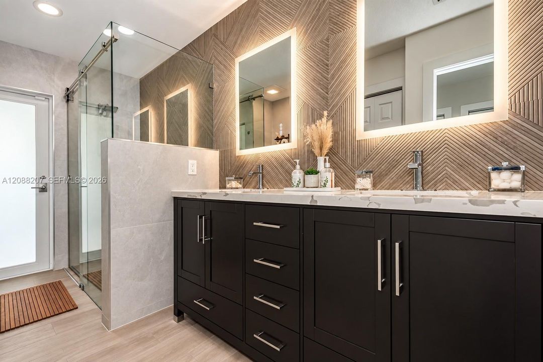 2 Bathroom/Pool Acess