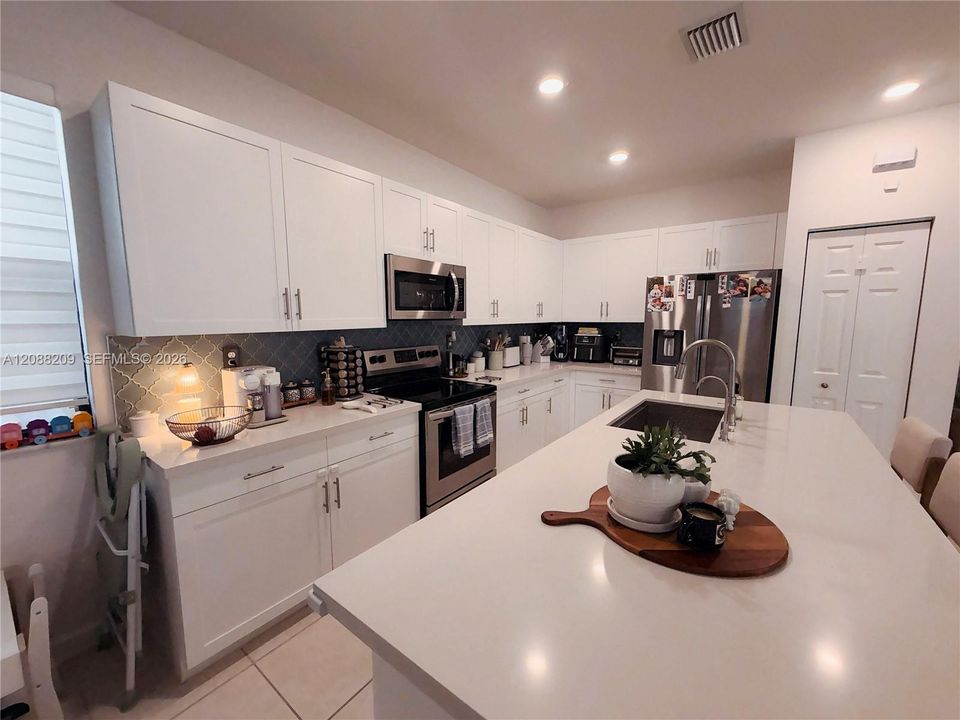 For Sale: $700,000 (3 beds, 2 baths, 1848 Square Feet)