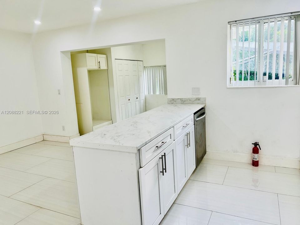 En Renta: $3,385 (3 camas, 2 baños, 1647 Pies cuadrados)
