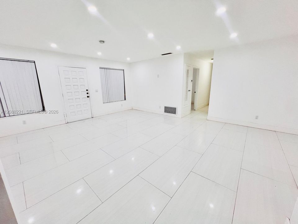 En Renta: $3,385 (3 camas, 2 baños, 1647 Pies cuadrados)