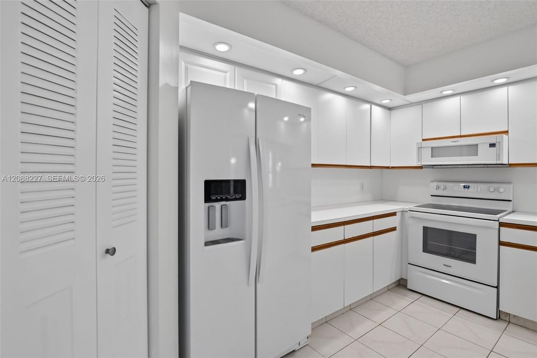 For Rent: $1,800 (1 beds, 1 baths, 1045 Square Feet)