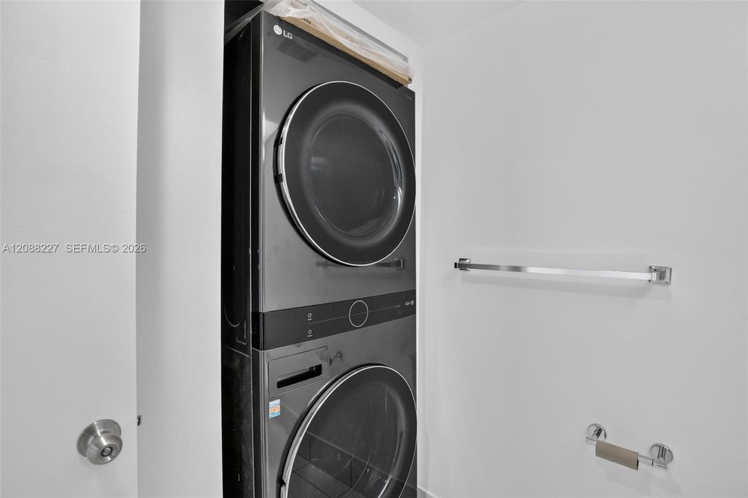For Rent: $1,800 (1 beds, 1 baths, 1045 Square Feet)