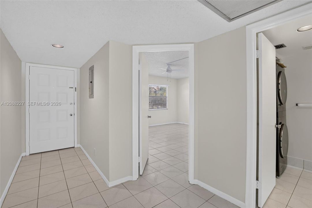 For Rent: $1,800 (1 beds, 1 baths, 1045 Square Feet)