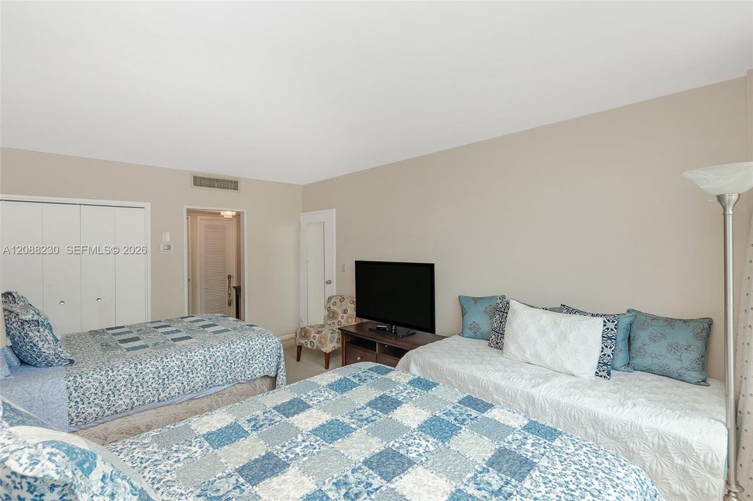 For Sale: $389,000 (2 beds, 2 baths, 1030 Square Feet)