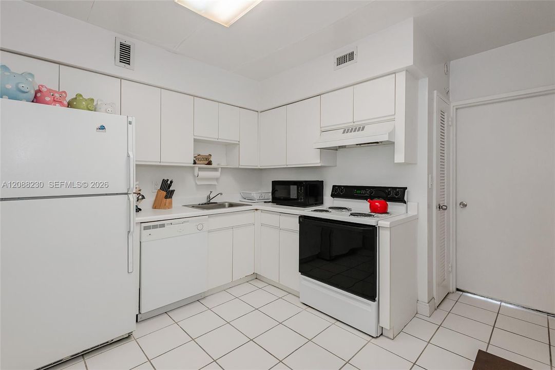 For Sale: $389,000 (2 beds, 2 baths, 1030 Square Feet)
