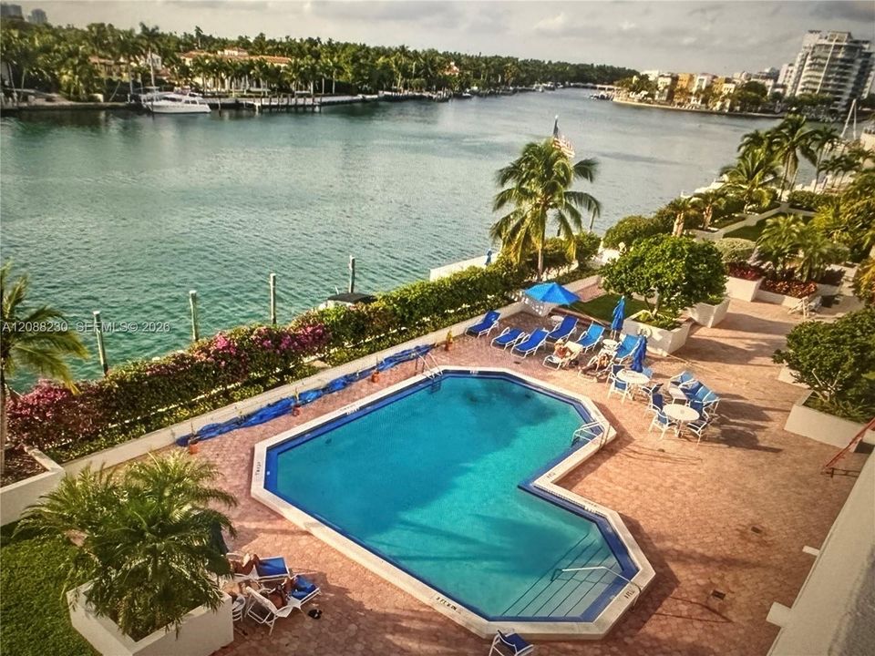 For Sale: $389,000 (2 beds, 2 baths, 1030 Square Feet)