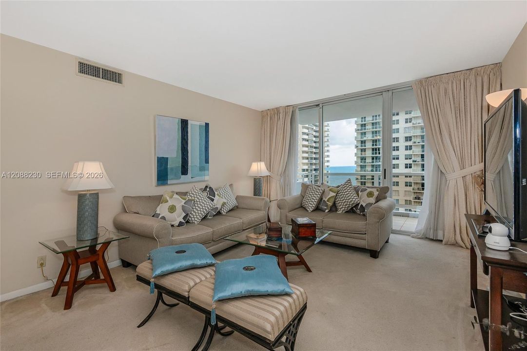For Sale: $389,000 (2 beds, 2 baths, 1030 Square Feet)