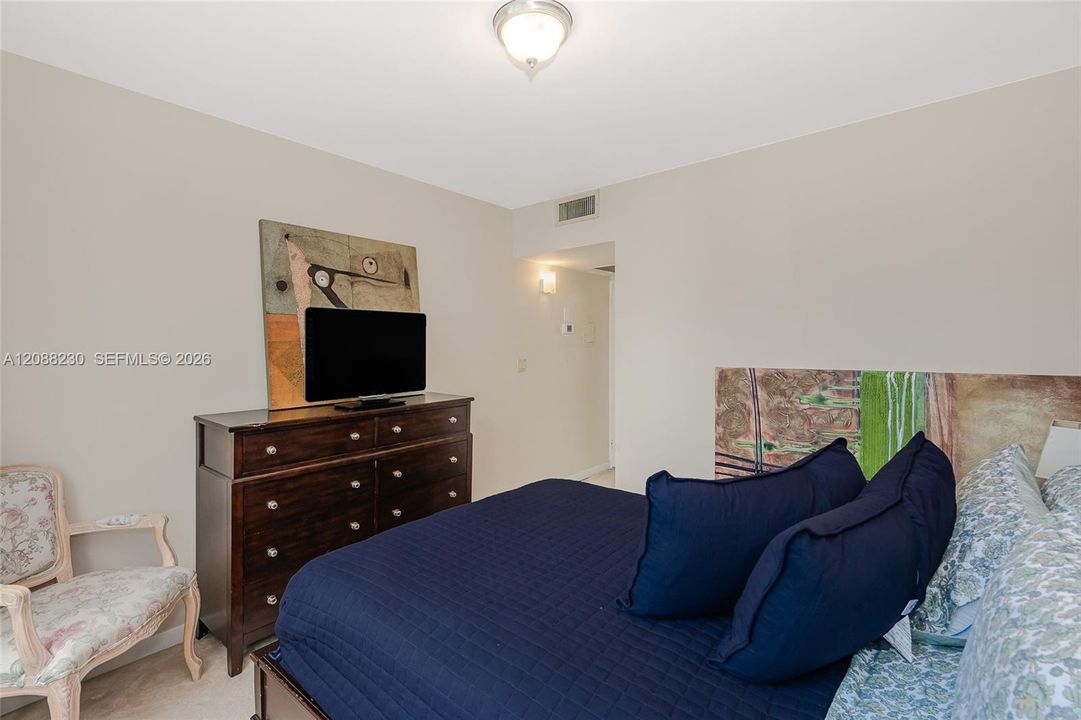 For Sale: $389,000 (2 beds, 2 baths, 1030 Square Feet)