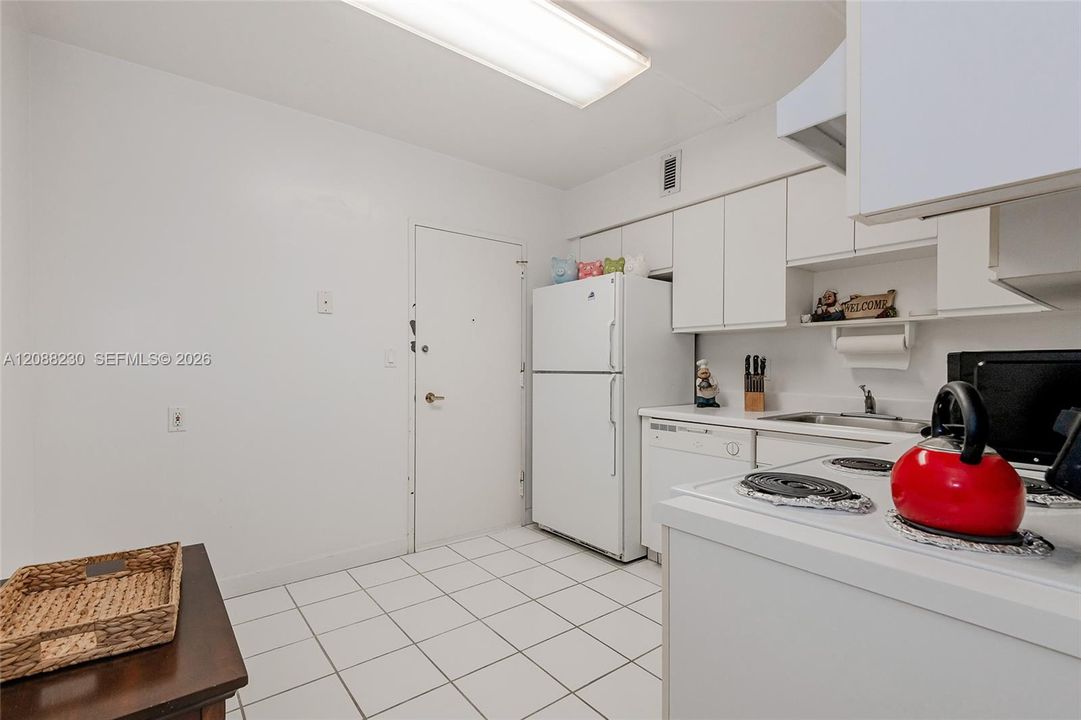 For Sale: $389,000 (2 beds, 2 baths, 1030 Square Feet)