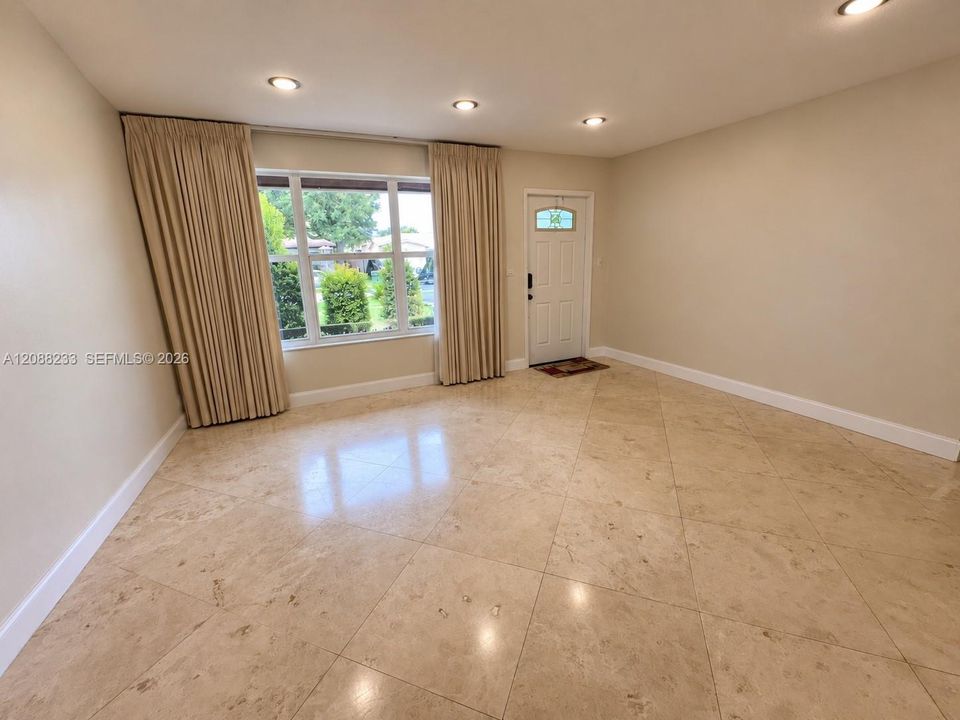 For Rent: $2,800 (3 beds, 1 baths, 1853 Square Feet)
