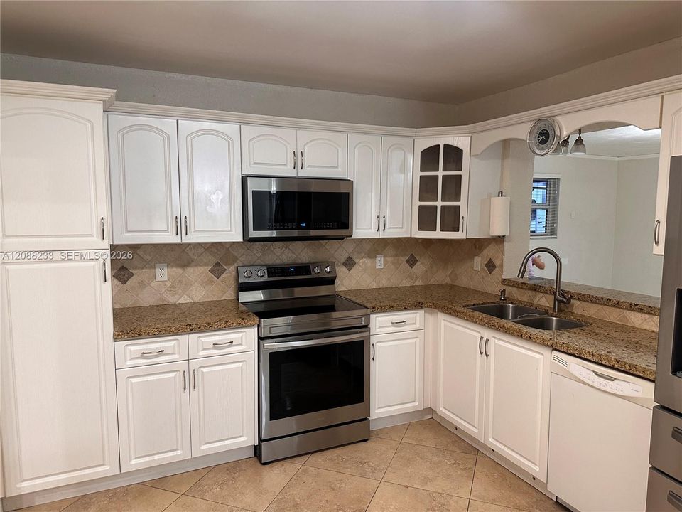 For Rent: $2,800 (3 beds, 1 baths, 1853 Square Feet)