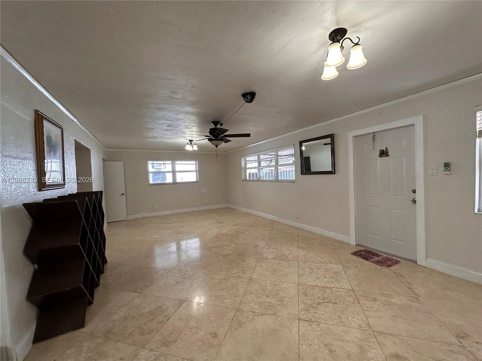 For Rent: $2,800 (3 beds, 1 baths, 1853 Square Feet)