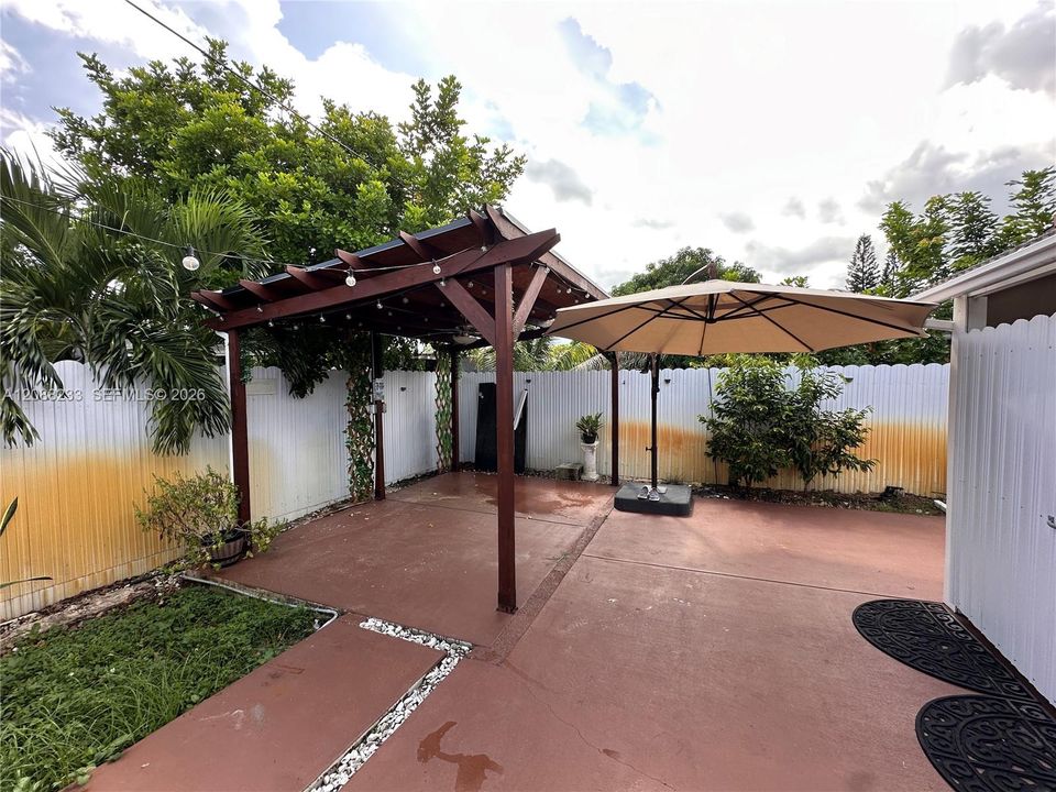For Rent: $2,800 (3 beds, 1 baths, 1853 Square Feet)