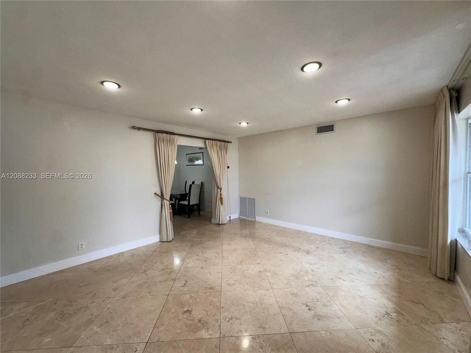 For Rent: $2,800 (3 beds, 1 baths, 1853 Square Feet)