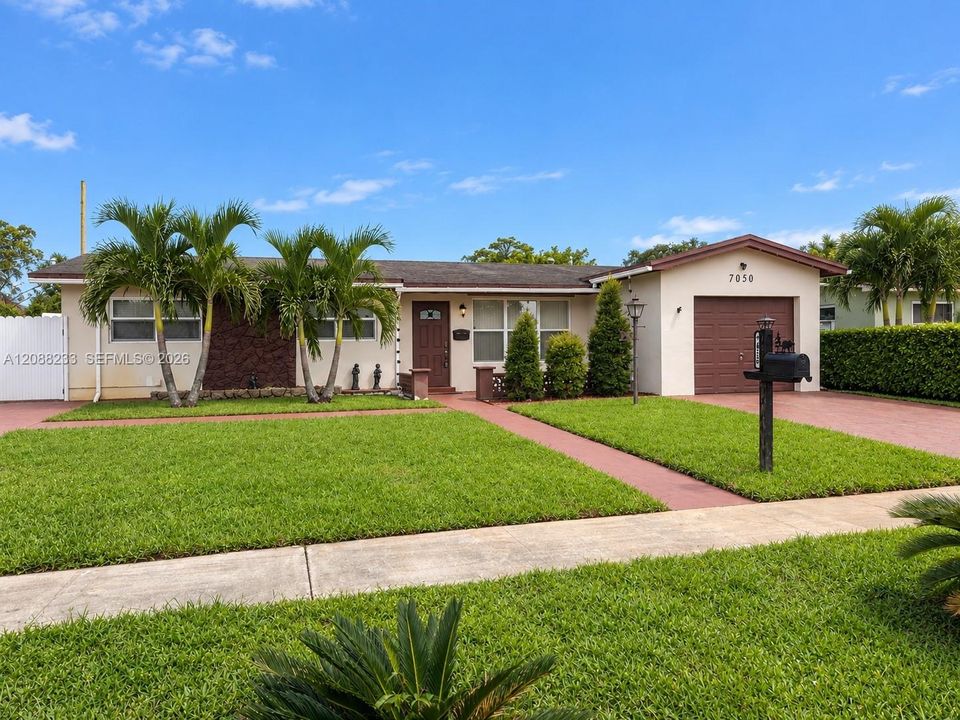 For Rent: $2,800 (3 beds, 1 baths, 1853 Square Feet)