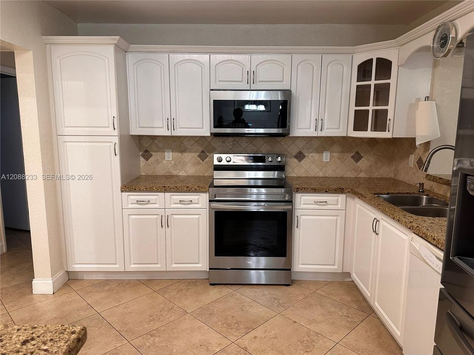 For Rent: $2,800 (3 beds, 1 baths, 1853 Square Feet)