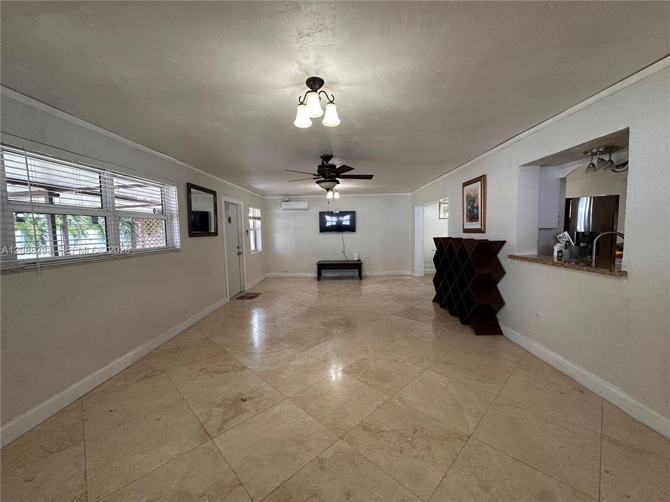 For Rent: $2,800 (3 beds, 1 baths, 1853 Square Feet)