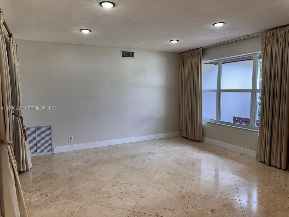 For Rent: $2,800 (3 beds, 1 baths, 1853 Square Feet)