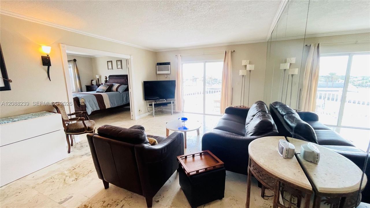 For Rent: $2,950 (2 beds, 1 baths, 756 Square Feet)