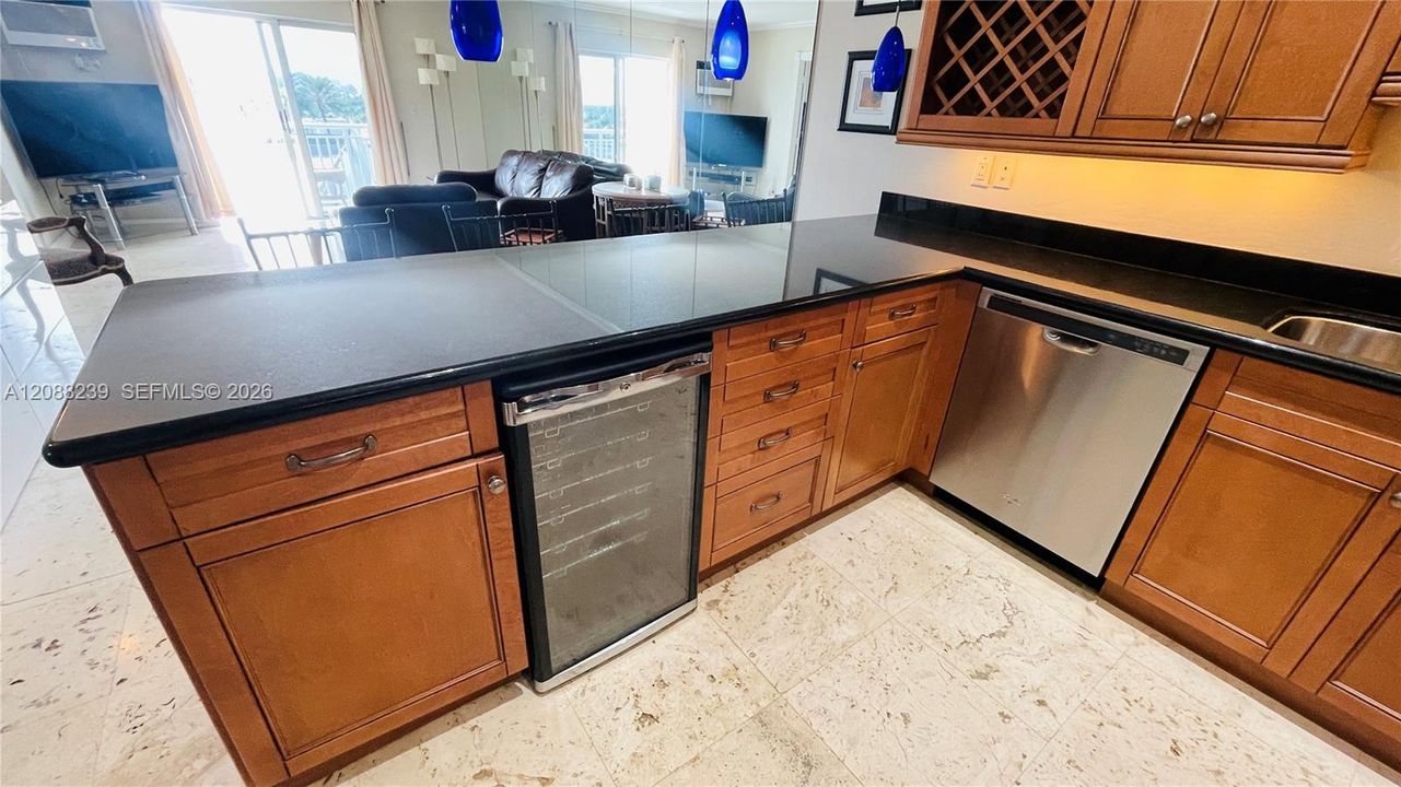 For Rent: $2,950 (2 beds, 1 baths, 756 Square Feet)