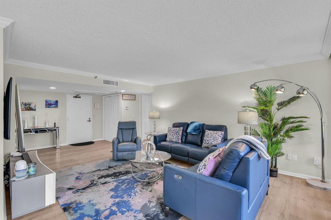 899 Jeffery 109 Living room 4