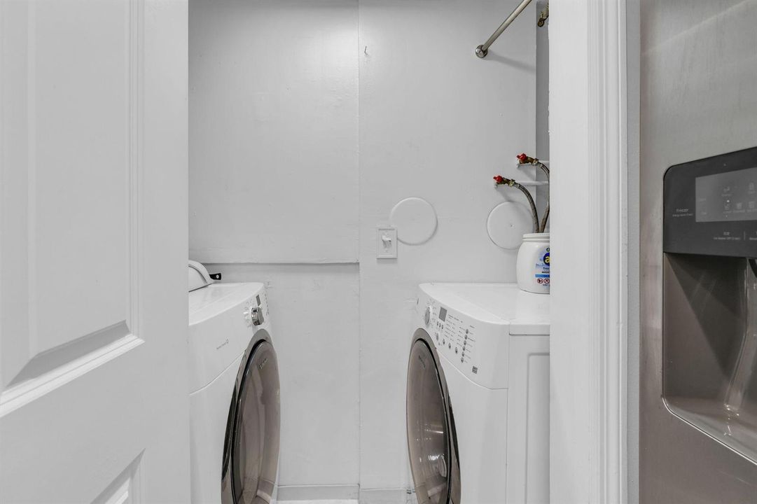 109 Washer- Dryer in unit