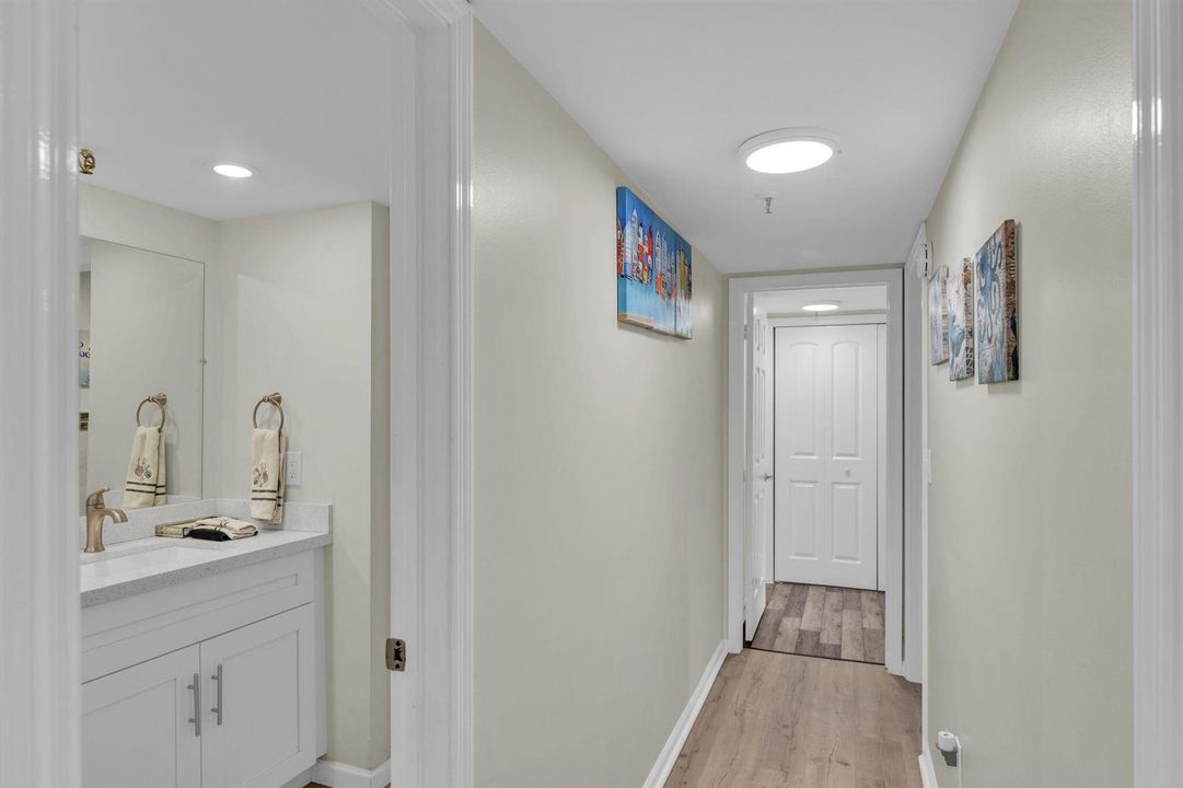 109 Hallway 2nd bath ent