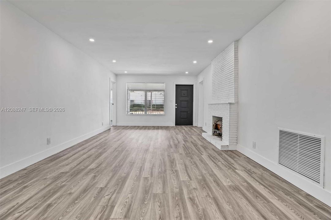 En Venta: $749,900 (4 camas, 3 baños, 1827 Pies cuadrados)