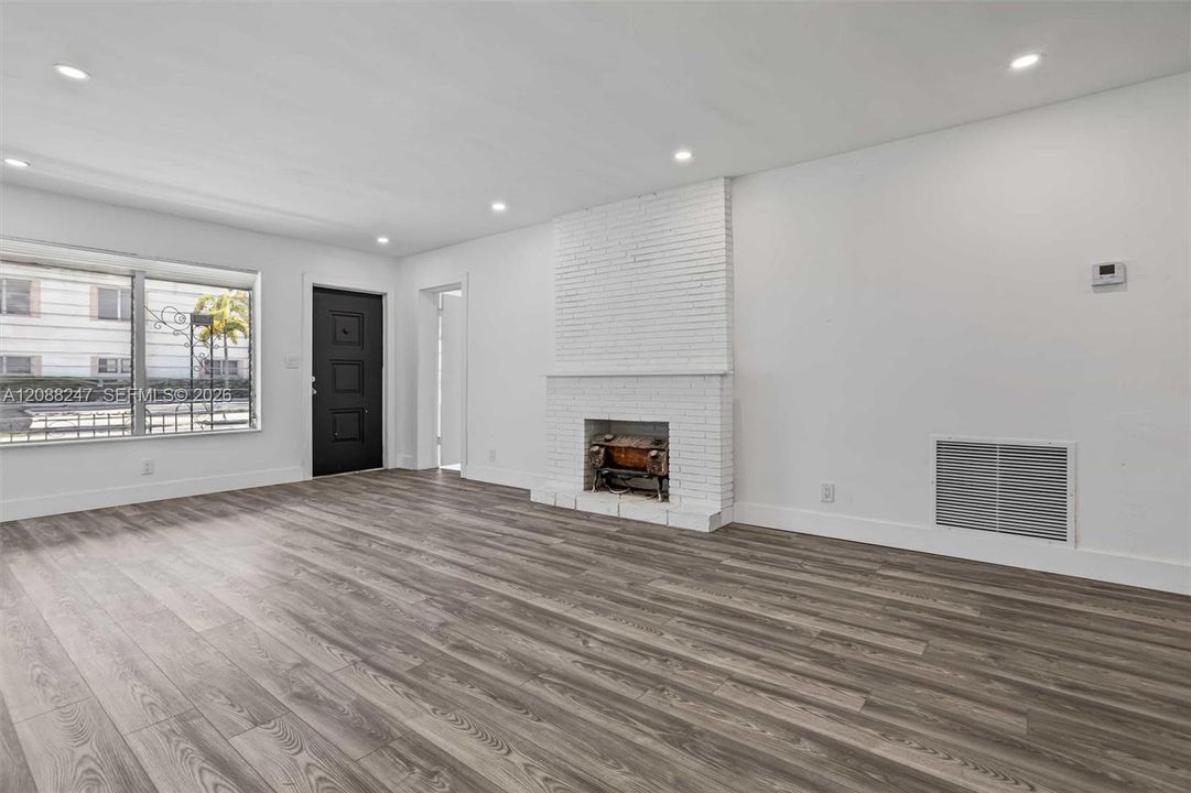 En Venta: $749,900 (4 camas, 3 baños, 1827 Pies cuadrados)
