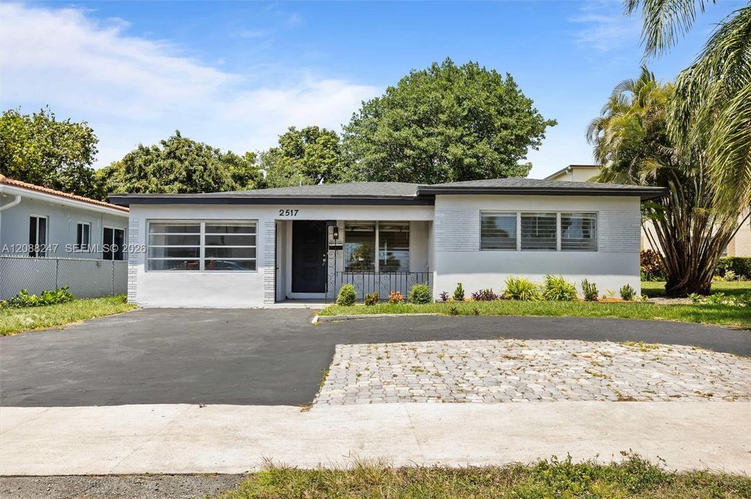 En Venta: $749,900 (4 camas, 3 baños, 1827 Pies cuadrados)
