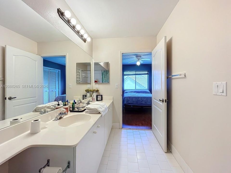 En Venta: $935,000 (5 camas, 3 baños, 3215 Pies cuadrados)