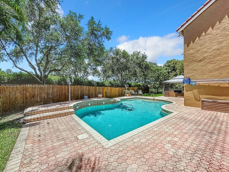 En Venta: $935,000 (5 camas, 3 baños, 3215 Pies cuadrados)