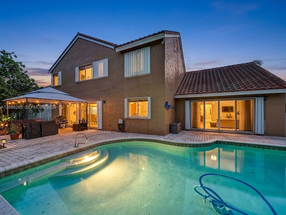 En Venta: $935,000 (5 camas, 3 baños, 3215 Pies cuadrados)