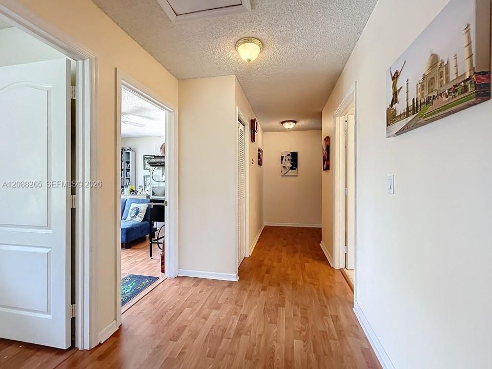 En Venta: $935,000 (5 camas, 3 baños, 3215 Pies cuadrados)