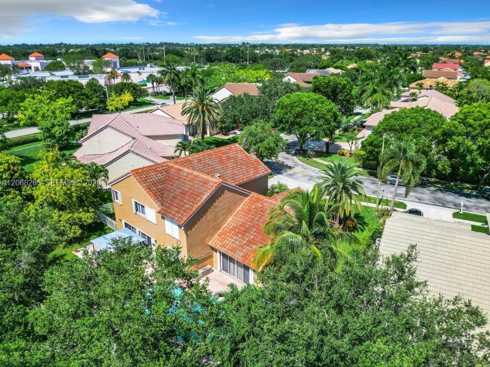 En Venta: $935,000 (5 camas, 3 baños, 3215 Pies cuadrados)