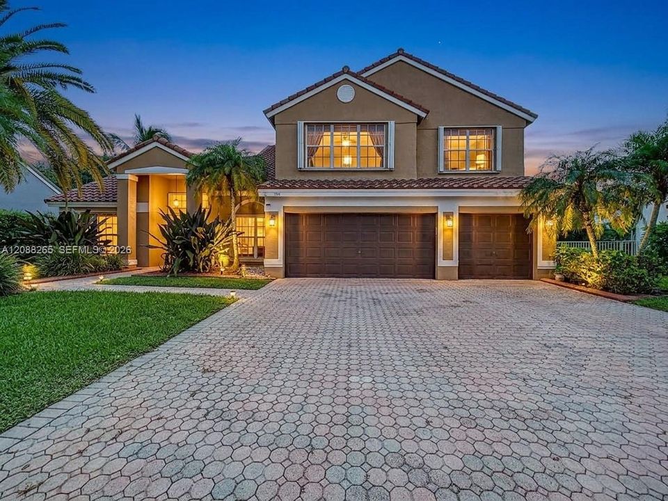 En Venta: $935,000 (5 camas, 3 baños, 3215 Pies cuadrados)