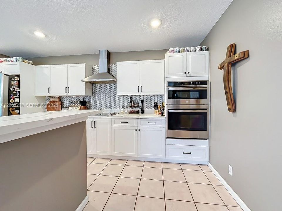 En Venta: $935,000 (5 camas, 3 baños, 3215 Pies cuadrados)