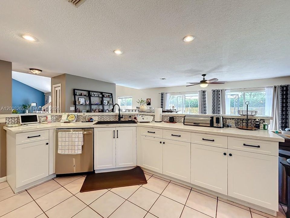 En Venta: $935,000 (5 camas, 3 baños, 3215 Pies cuadrados)
