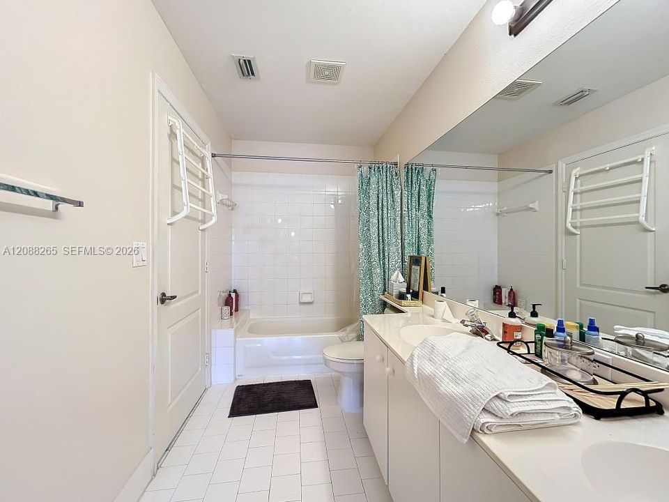 En Venta: $935,000 (5 camas, 3 baños, 3215 Pies cuadrados)