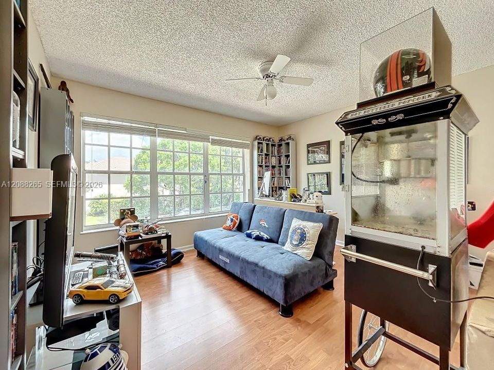 En Venta: $935,000 (5 camas, 3 baños, 3215 Pies cuadrados)
