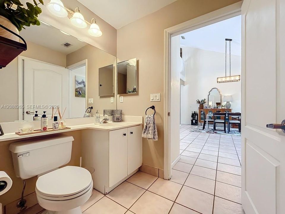 En Venta: $935,000 (5 camas, 3 baños, 3215 Pies cuadrados)
