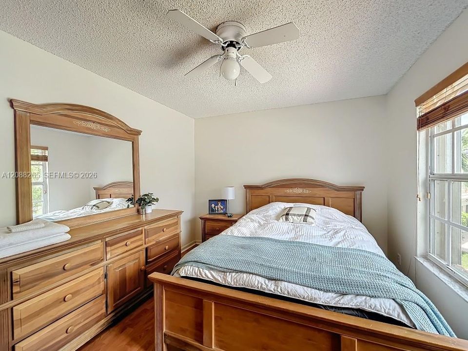 En Venta: $935,000 (5 camas, 3 baños, 3215 Pies cuadrados)