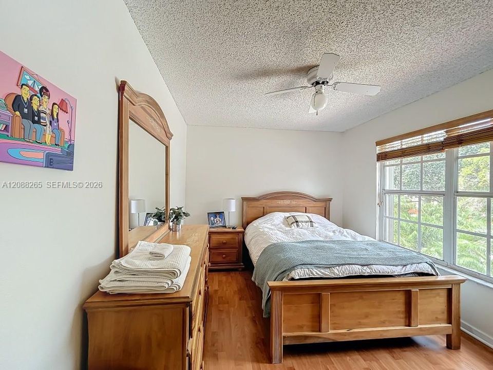 En Venta: $935,000 (5 camas, 3 baños, 3215 Pies cuadrados)