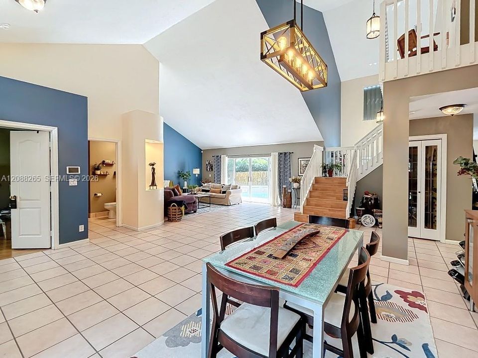 En Venta: $935,000 (5 camas, 3 baños, 3215 Pies cuadrados)