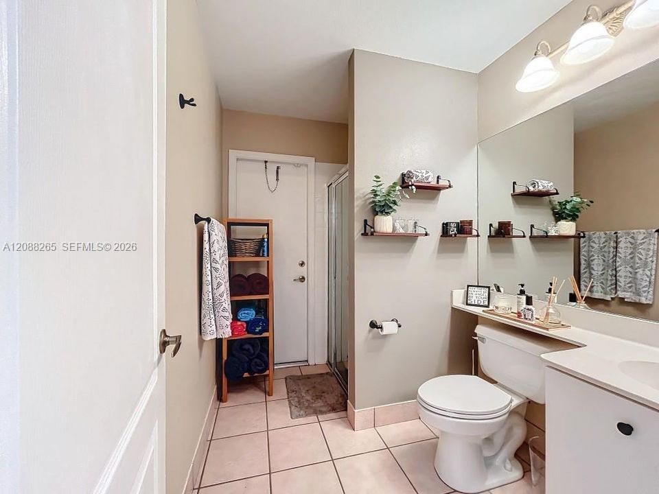 En Venta: $935,000 (5 camas, 3 baños, 3215 Pies cuadrados)