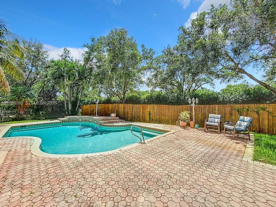 En Venta: $935,000 (5 camas, 3 baños, 3215 Pies cuadrados)
