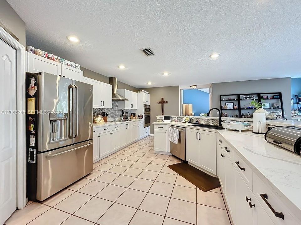 En Venta: $935,000 (5 camas, 3 baños, 3215 Pies cuadrados)