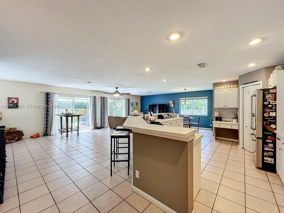 En Venta: $935,000 (5 camas, 3 baños, 3215 Pies cuadrados)