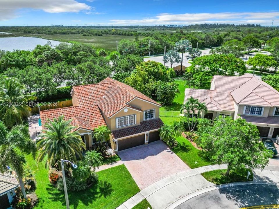 En Venta: $935,000 (5 camas, 3 baños, 3215 Pies cuadrados)